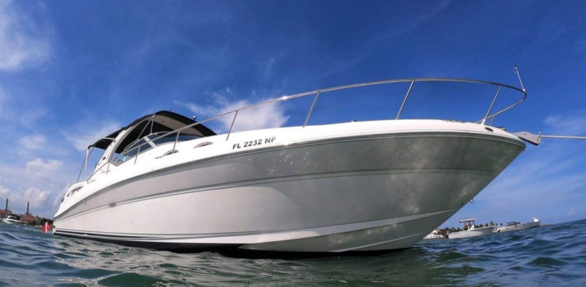 El Sea Ray Sundancer tiene capacidad para seis invitados y una combinación de cabina y ducha cuando necesites refrescarte rápido.