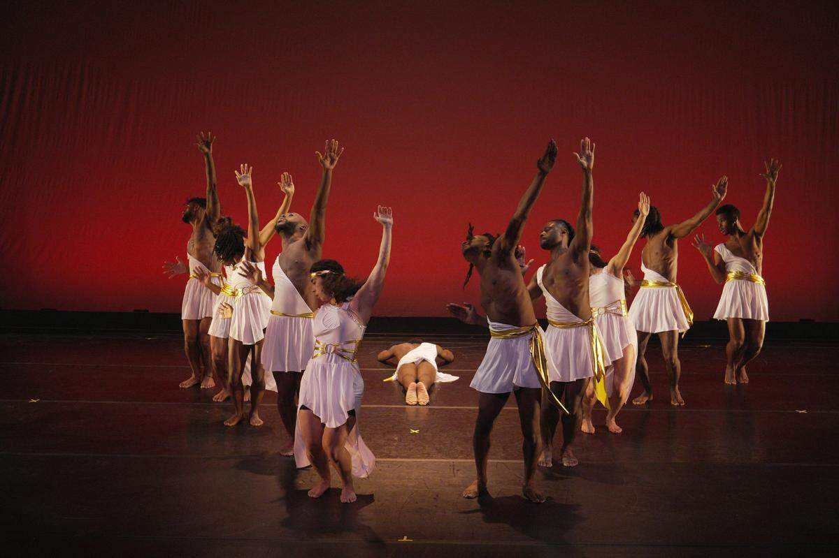 Los bailarines de PLGDC en “Ritual Interior”, coreografía de Peter London.