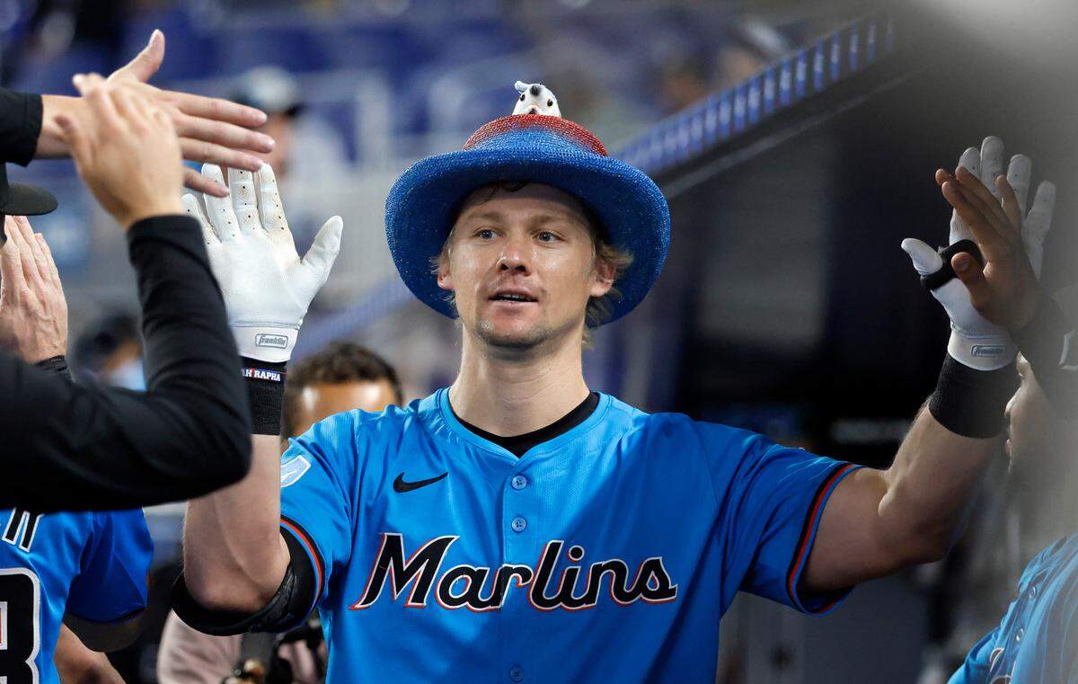 El jardinero de los Marlins Kyle Stowers es felicitado en el dugout tras pegar un jonrón en el segundo inning del partido ante los Bravos de Atlanta, celebrado el 22 de junio de 2025 en Miami.