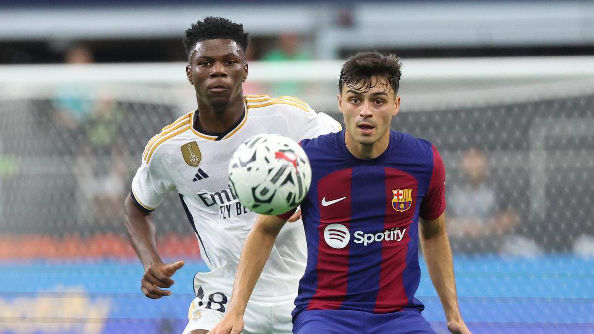 El centrocampista del Real Madrid Aurelien Tchouameni (18) y el volante del Barcelona Pedri disputan el balón durante un partido amistoso el 29 de julio de 2023 en Arlington, Texas. 
