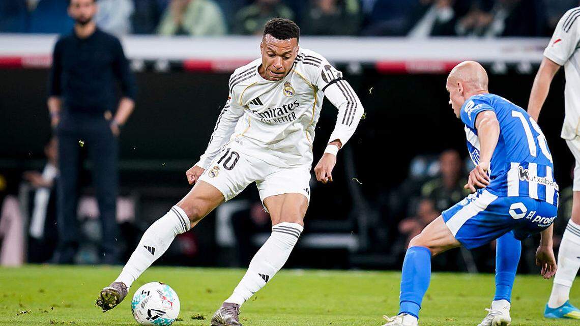 El delantero del Real Madrid Kylian Mbappé (izq.) trata de pasar la marca de Jon Guridi, del Alavés, en el partido de la liga española celebrado el 21 de abril de 2026 en Madrid.