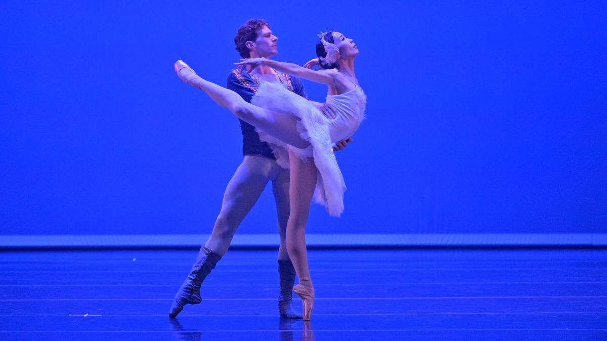 Mayuko Nihei y Erick Rodríguez, Primeros Bailarines de la Compañía Nacional de Danza de México, en el Pas de Deux del segundo acto del ballet “Swan Lake”.  