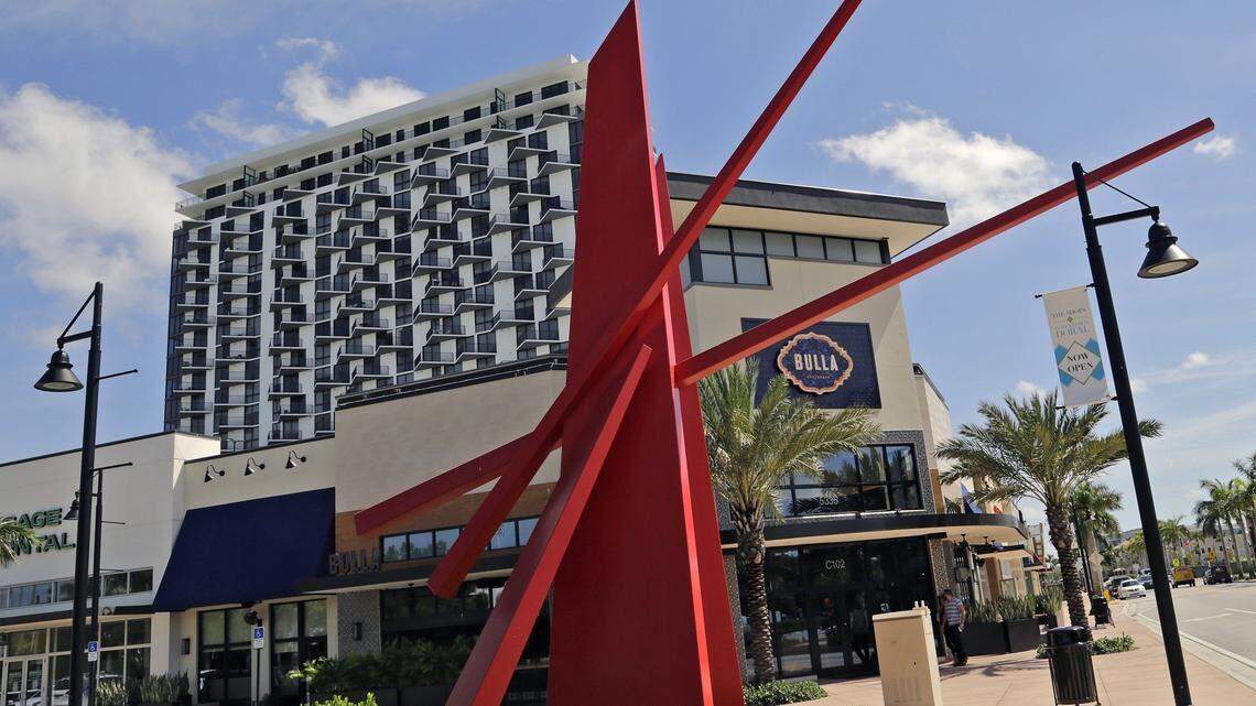 Tragedia en Doral: mueren 2 jóvenes cuando su auto choca y estalla en llamas