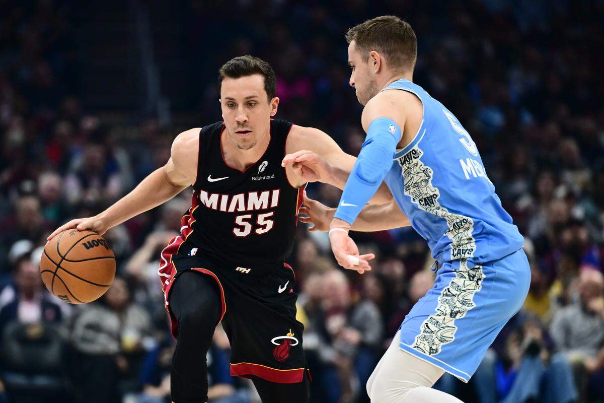 El jugador del Heat de Miami Duncan Robinson (izq.) entra al aro ante la marca de Sam Merrill, de los Cavaliers, en el partido celebrado el 5 de marzo de 2025 en Cleveland.