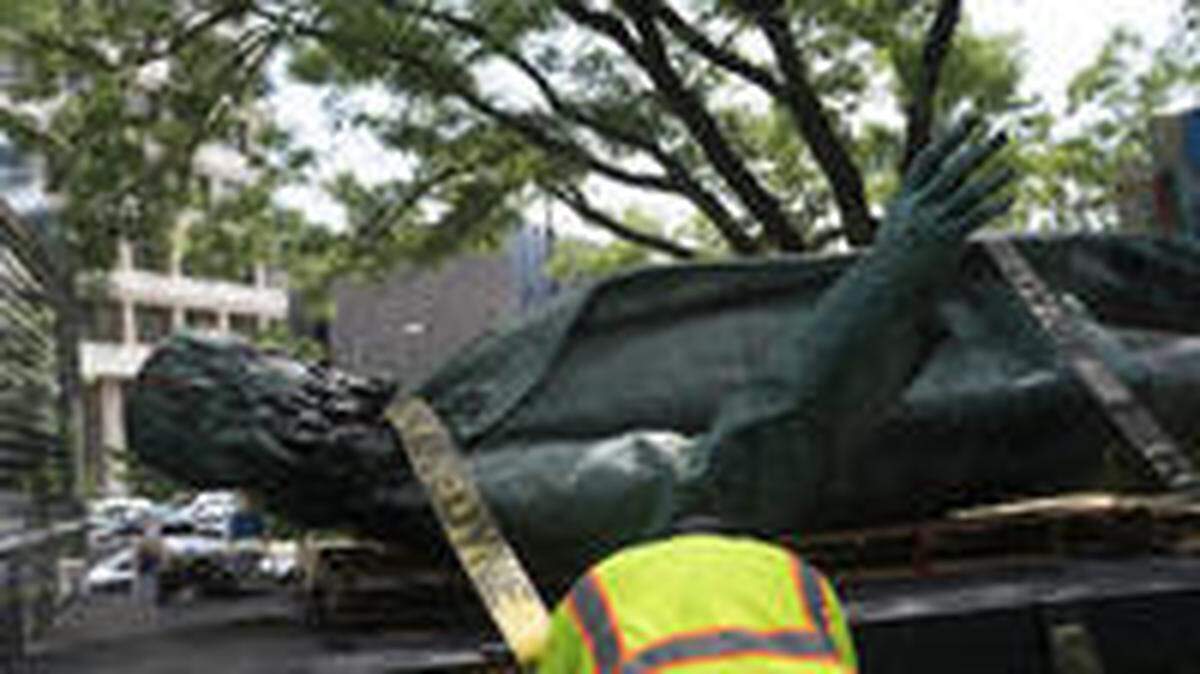Un miembro del servicio de parques nacionales de Estados Unidos trabaja para retirar una estatua del general confederado Albert Pike tras ser derribada y dañada por manifestantes en Washington, D.C., el 20 de junio de 2020.