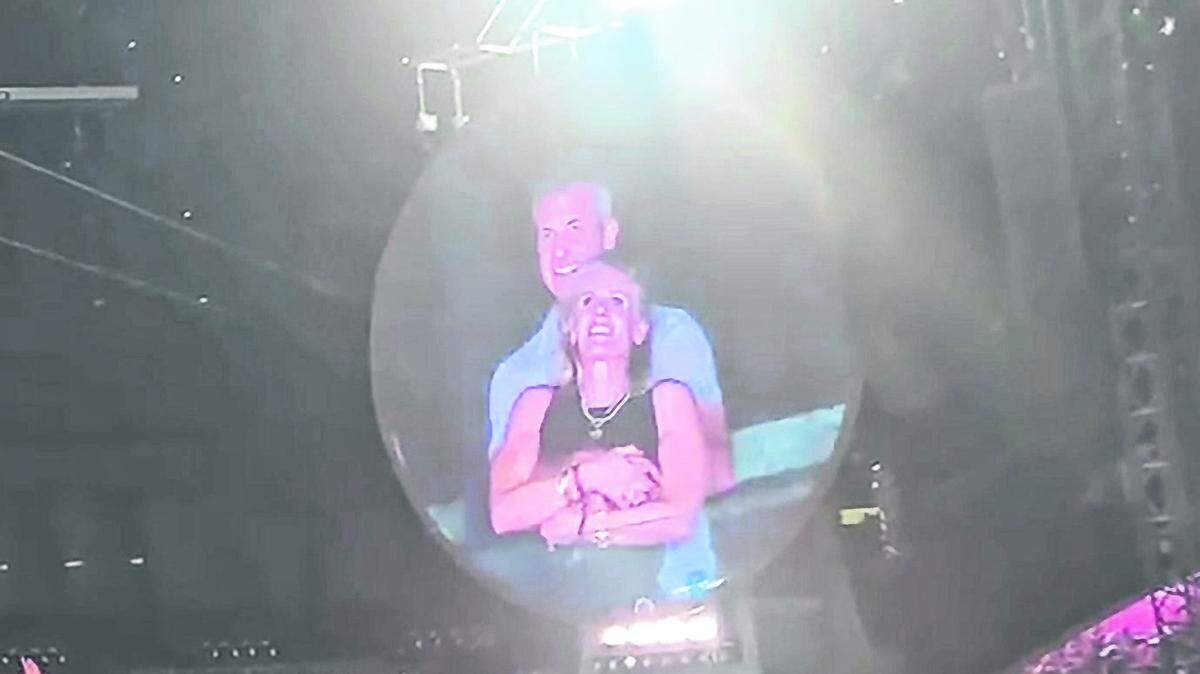 Durante un concierto de Coldplay, Andy Byron, CEO de la empresa tecnológica Astronomer, una kisscam lo captó abrazando a Kristin Cabot, directora de marketing de la misma compañía. Lo que pudo haber sido una anécdota privada cruzó el umbral de lo público, y las consecuencias no se hicieron esperar.