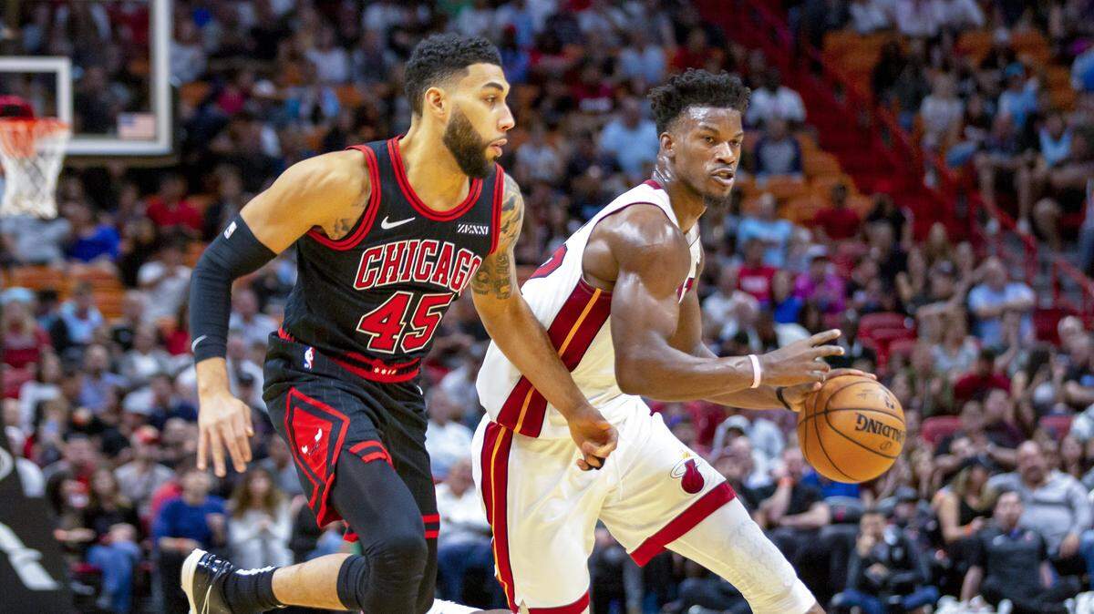 El jugador del Heat Jimmy Butler (der.) conduce el balón ante la marca de Denzel Valentine, de los Bulls, en el primer cuarto del partido celebrado el 8 de diciembre de 2019 en Miami.