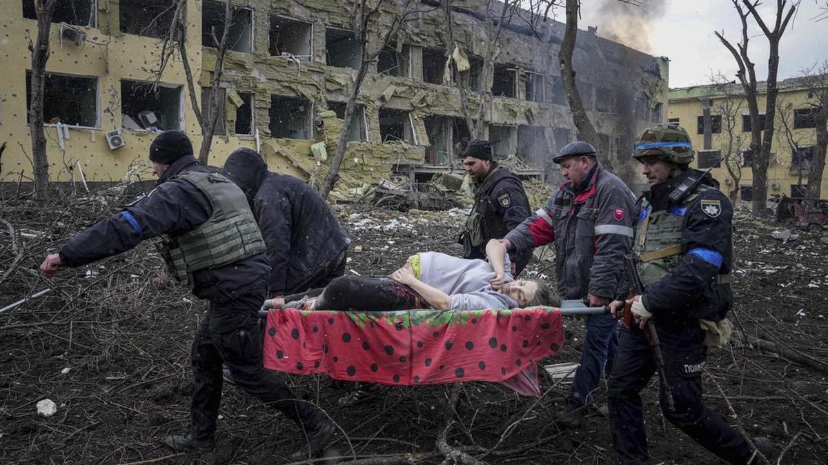 Volunteers evacuate a maternity hospital in Mariupol, Ukraine as it was bombed by Russian forces. AP/Evgeniy Maloletka)