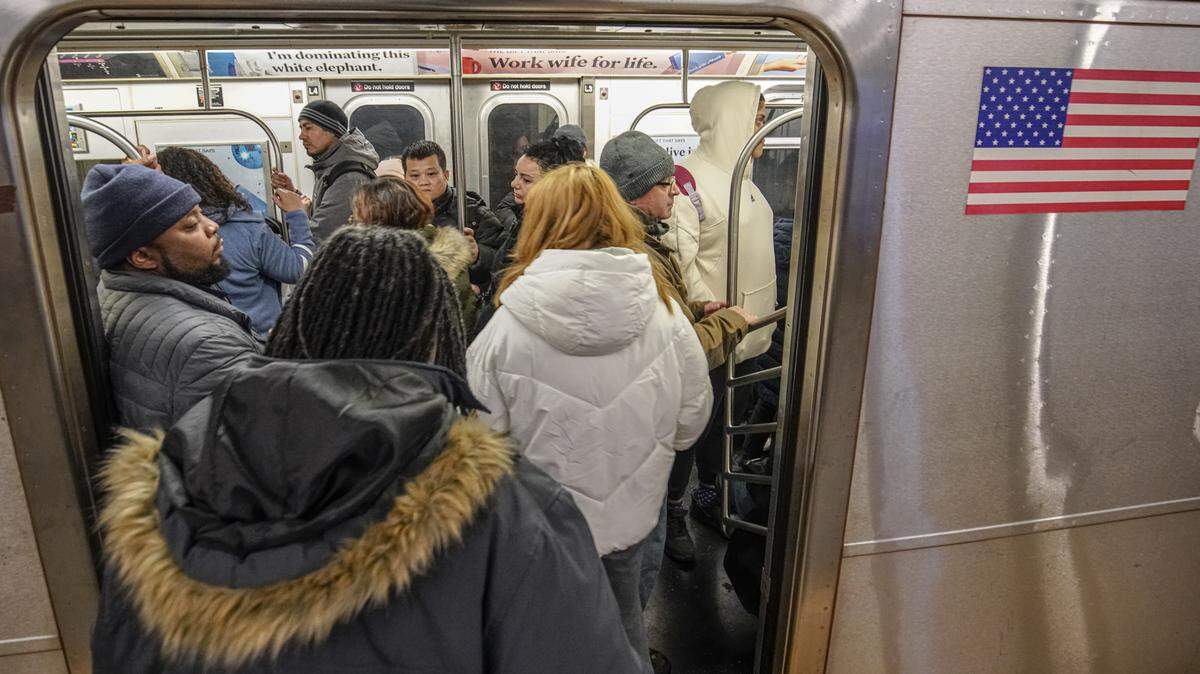 Varias personas entran a un vagón del metro de Nueva York, en una estación en Manhattan, el 26 de diciembre de 2023.