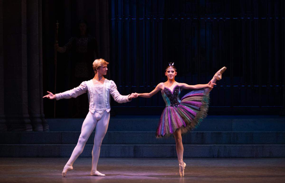 Brooks Landegger y Taylor Naturkas como el Príncipe Sigfrido y Odile en “El Lago de los Cisnes” de Alexei Ratmansky. 