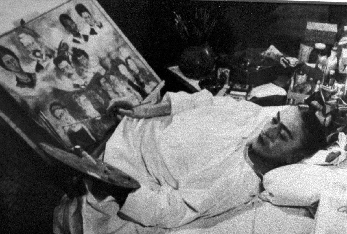 Imagen de  Frida Kahlo pintando su árbol genealógico (1950).