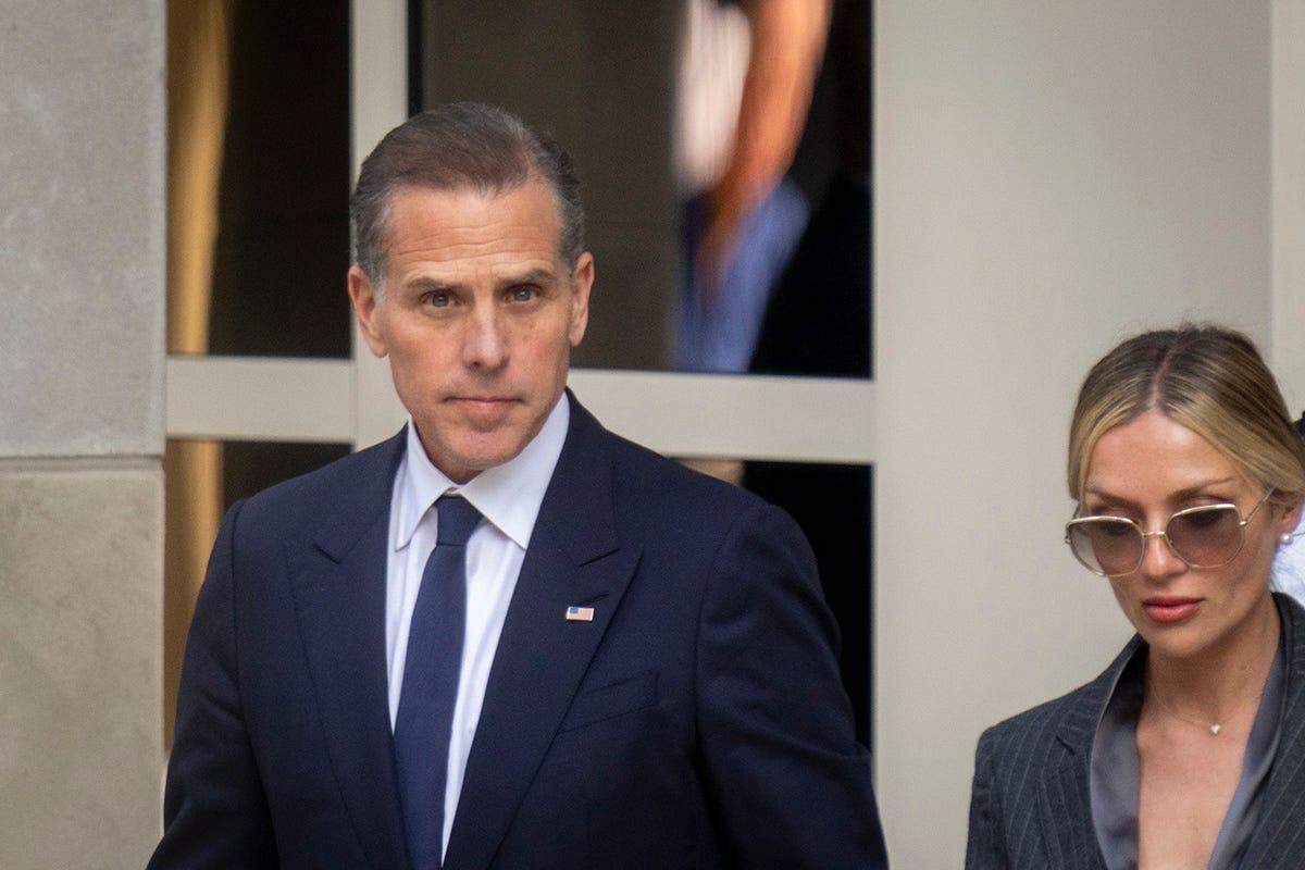 Hunter Biden y su esposa, Melissa Cohen Biden, salen del edificio federal J. Caleb Boggs, en Wilmington, Delaware, el lunes 3 de junio de 2024.