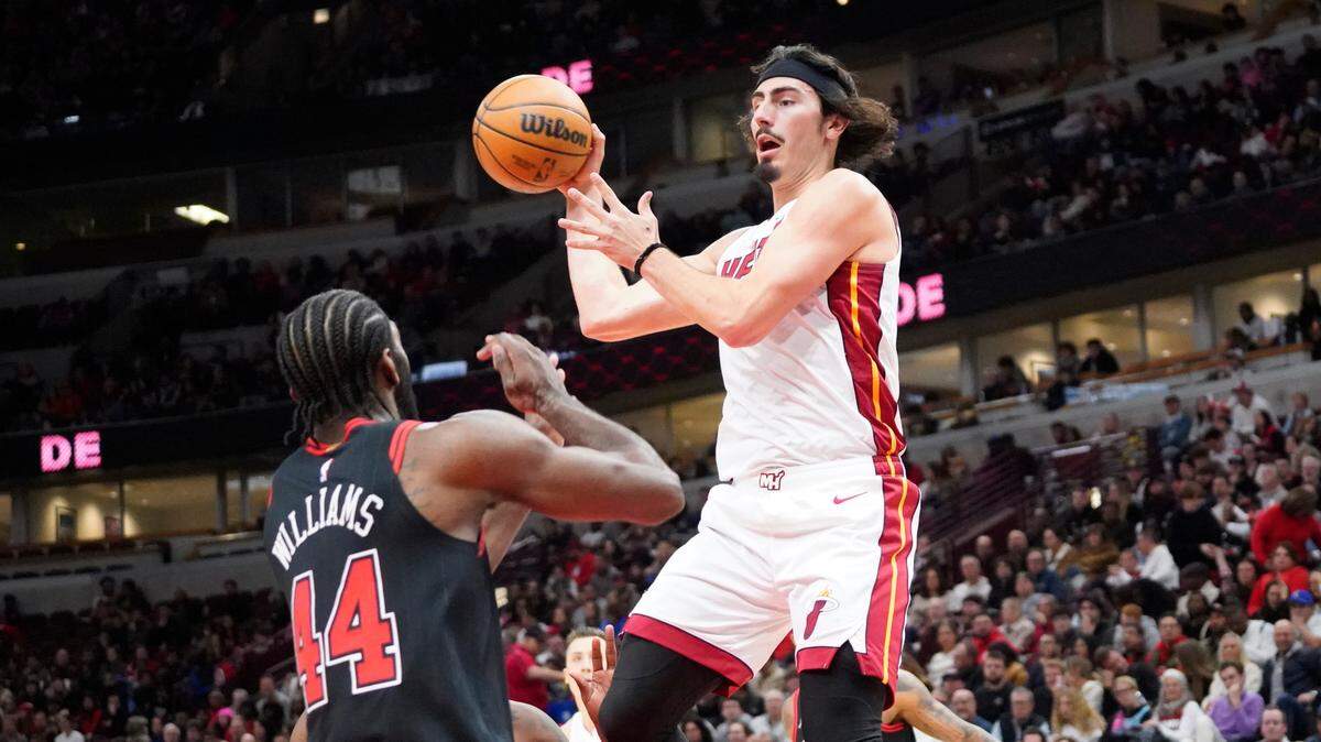 El novato del Heat de Miami Jaime Jáquez Jr. (der.) tuvo uno de sus primeros momentos reales para conocer de cerca lo que es jugar en la mejor liga del mundo, el sábado ante los Bulls en Chicago.