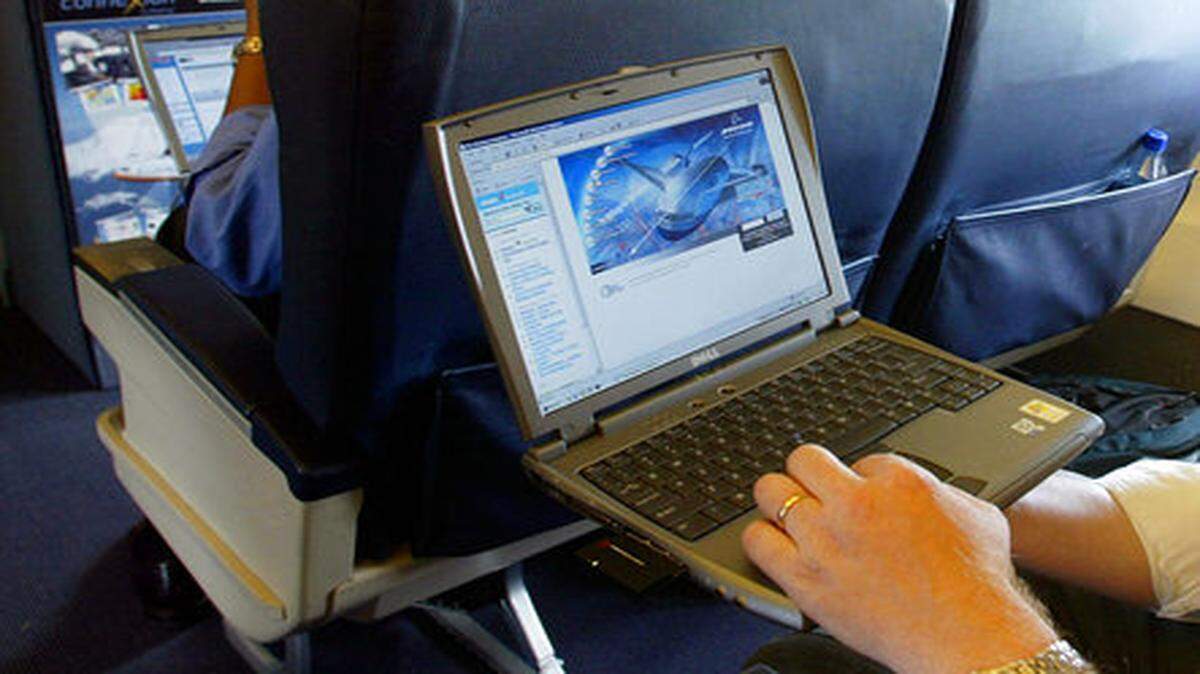 Además de los ordenadores portátiles, tabletas, reproductores de DVD, cámaras y consolas de videojuegos también estarán prohibidos en la cabina de pasajeros. AP-Archivo