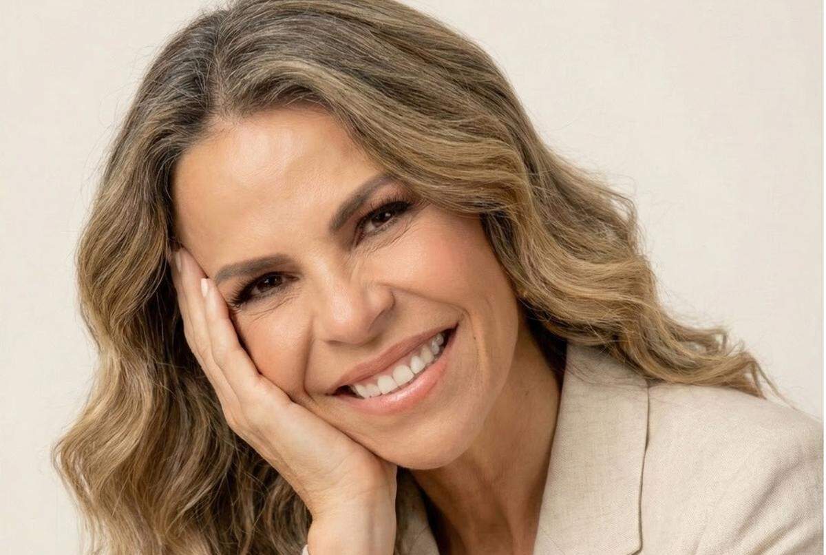 Adriana Martín es bio-estratega y mentora de negocios para mujeres. Creadora de Biohacking +40, un movimiento que integra bienestar, longevidad y salud consciente. Popular colaboradora de “Hoy Día”, en Telemundo. Instagram y LinkedIn: @adrianamartinfit.