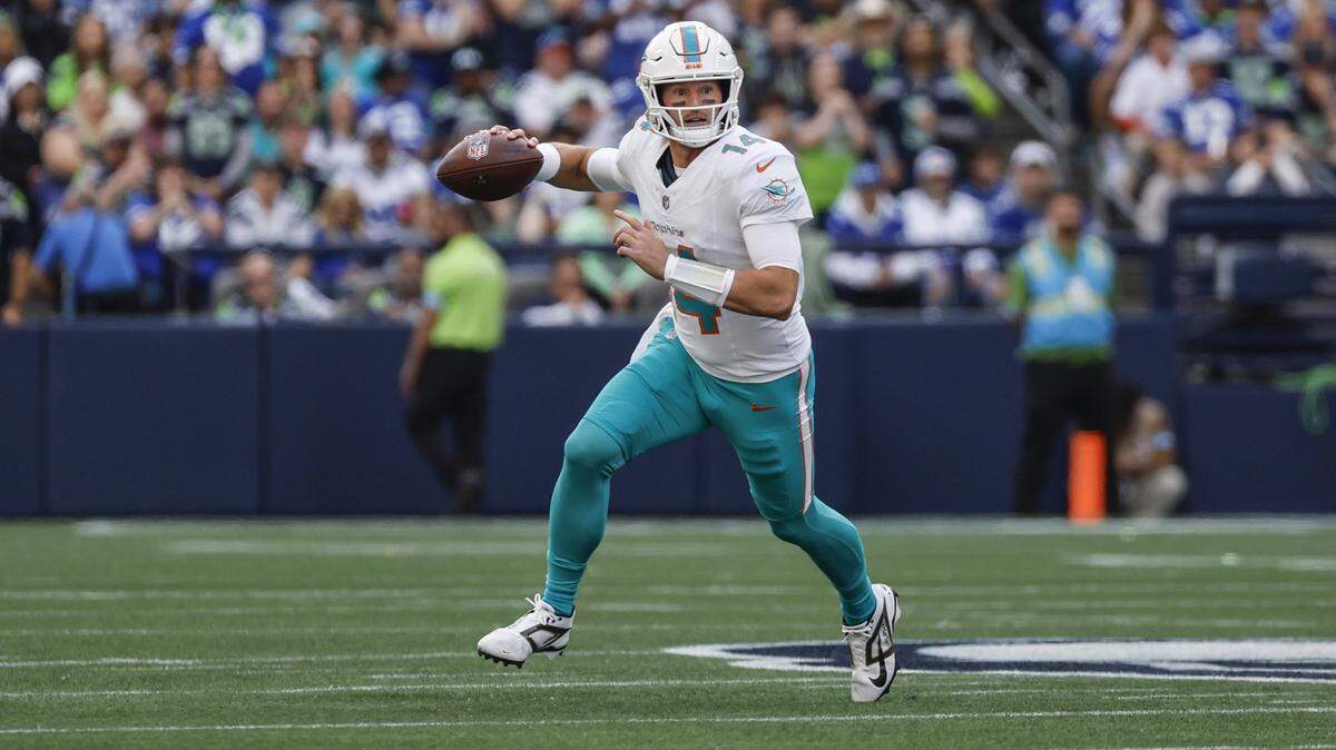 El quarterback de los Dolphins Tim Boyle trata de pasar el ovoide en el partido ante los Seahawks, celebrado el 22 de septiembre de 2024 en el Lumen Field en Seattle, Washington.