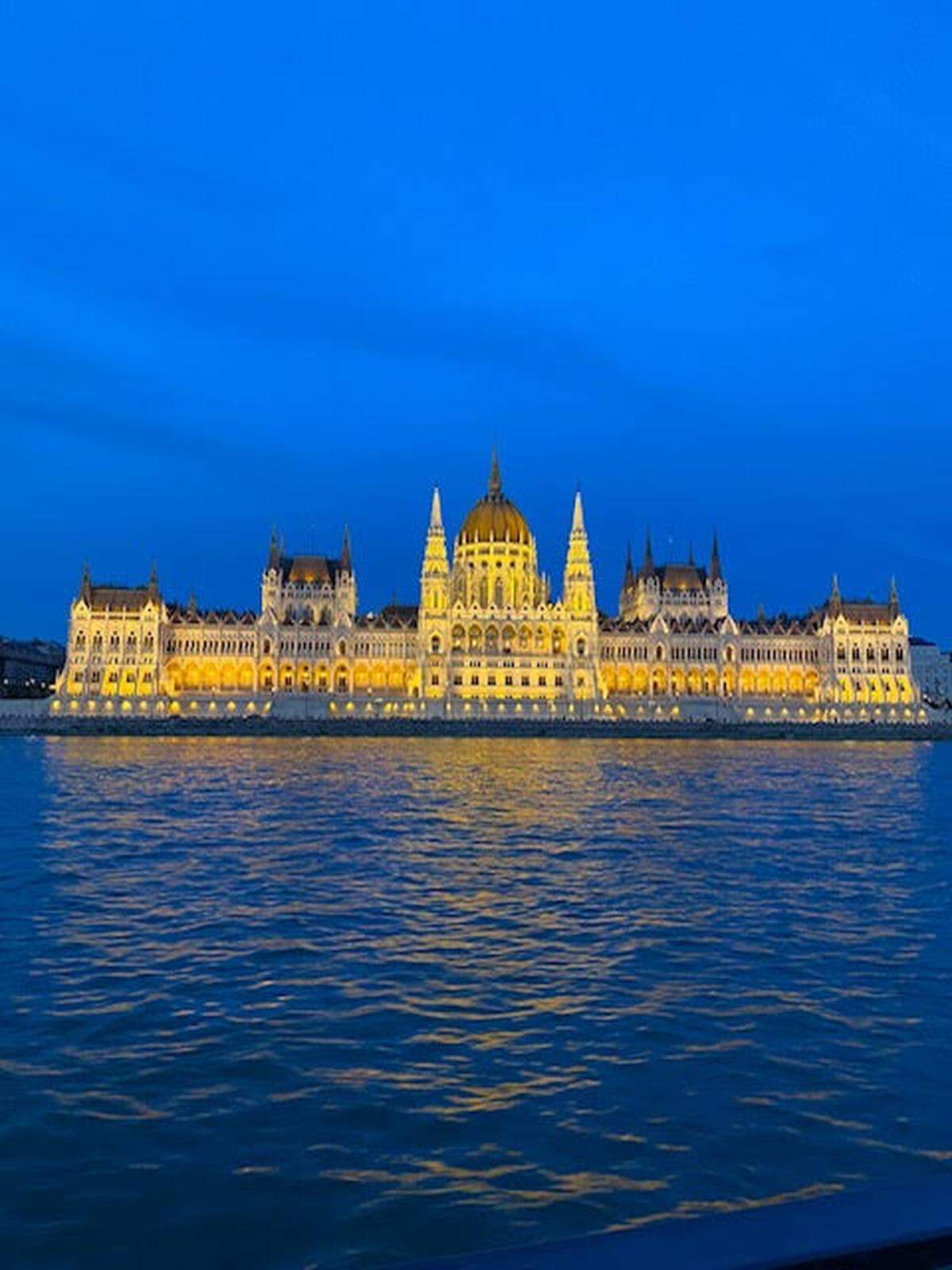 Vista nocturna del Parlamento de Hungría a orillas del Danubio.