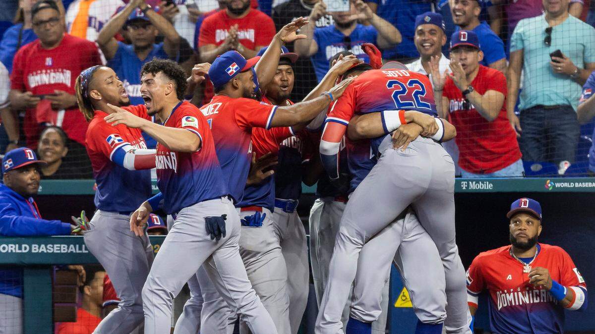 Los peloteros de República Dominicana celebran con Juan Soto (22) después de anotar una carrera en el partido contra Nicaragua en el Grupo D del Clásico Mundial de Béisbol, celebrado el 13 de marzo de 2023 en Miami.