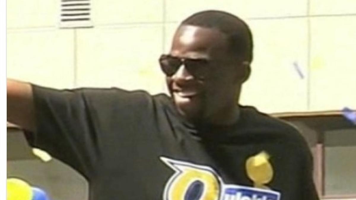 Draymond Green saluda en la parada de los campeones de la NBA, los Warriors de Golden State, el jueves 15 de junio del 2017 en Oakland.