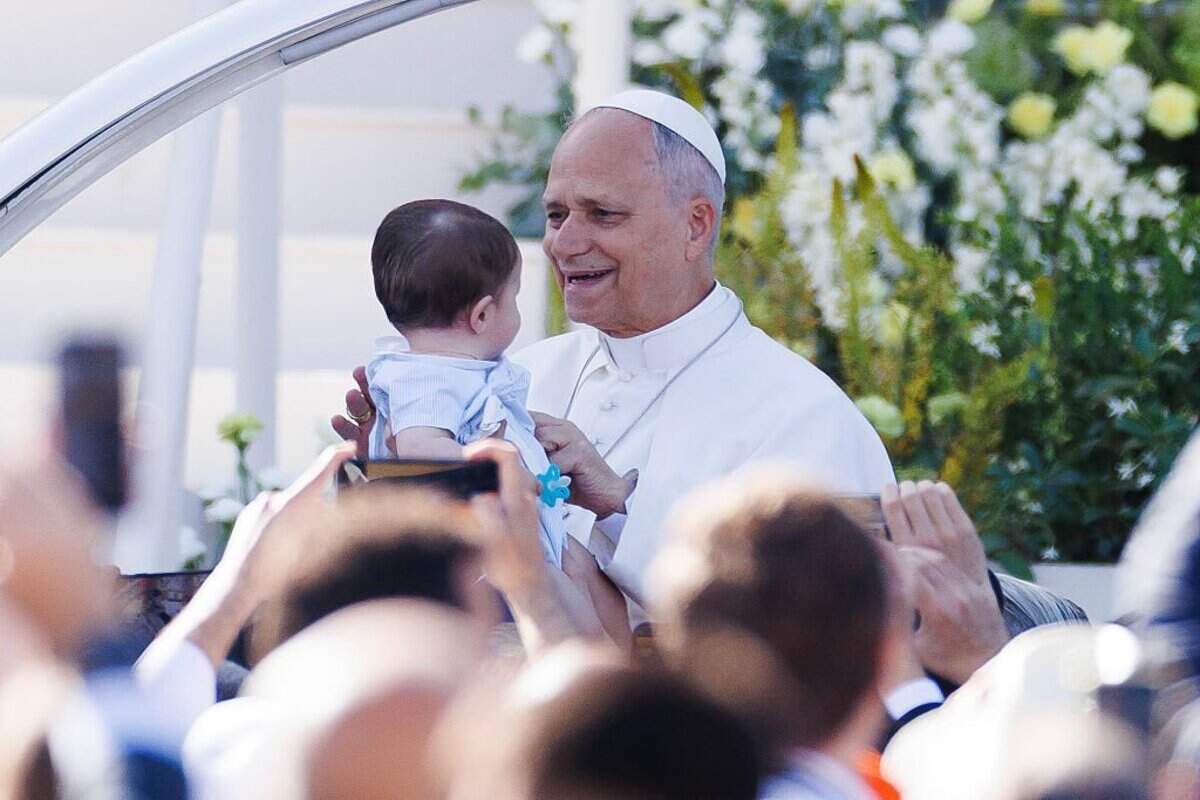 El Papa León XIV saluda a un niño cuando llega a la Plaza de Cibeles antes de una misa el 7 de junio de 2026 en Madrid, España.