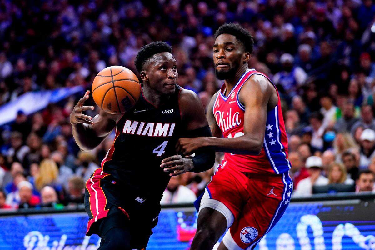 El escolta del Heat Victor Oladipo entra al aro ante la marca de Shake Milton, de los 76ers, en el cuarto partido de la serie de playoffs celebrado el 8 de mayo de 2022 en Filadelfia.