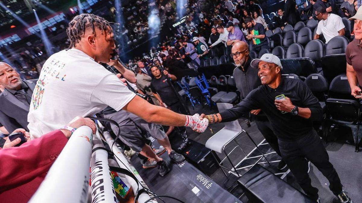David Morrell Jr. saluda a Sugar Ray Leonard tras vencer a Yamaguchi Falcao, el sábado 22 de abril de 2023 en la T-Mobile Arena de Las Vegas.
