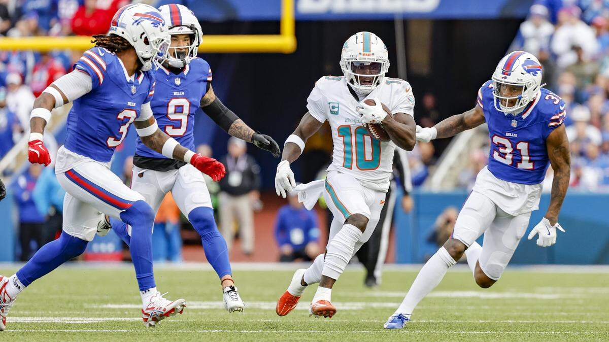 El wide receiver de los Dolphins Tyreek Hill (10) corre con el ovoide ante la defensa de Buffalo Bills, en el partido de la NFL celebrado el 3 de noviembre de 2024 en el Highmark Stadium en Orchard Park, Nueva York.