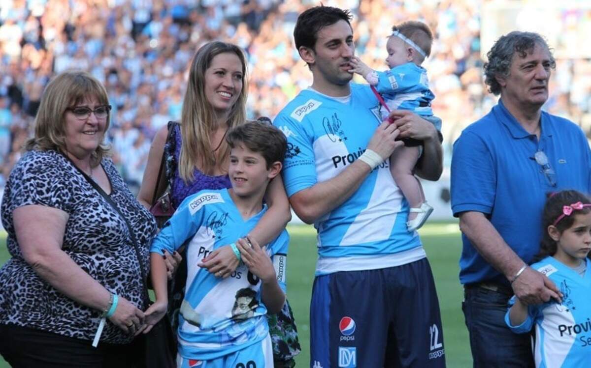El exdelantero argentino Diego Milito celebró su adiós a las canchas con una fiesta en la cancha del club de sus amores, Racing Club, en Avellaneda, ante unos 30.000 hinchas y en presencia de su familia.