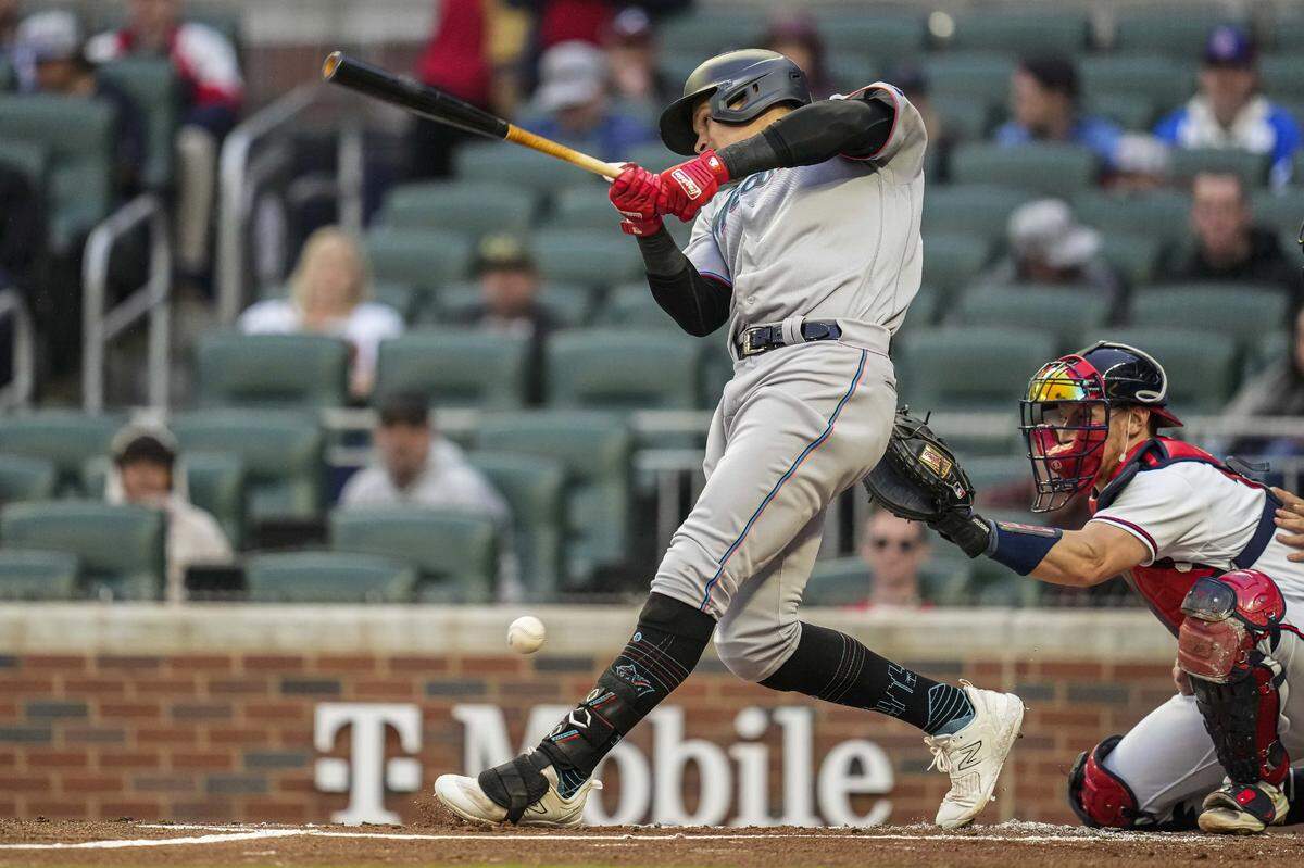 El jardinero de los Marlins Avisail García batea en el segundo inning del partido ante los Bravos, celebrado el 26 de abril de 2023 en Atlanta.