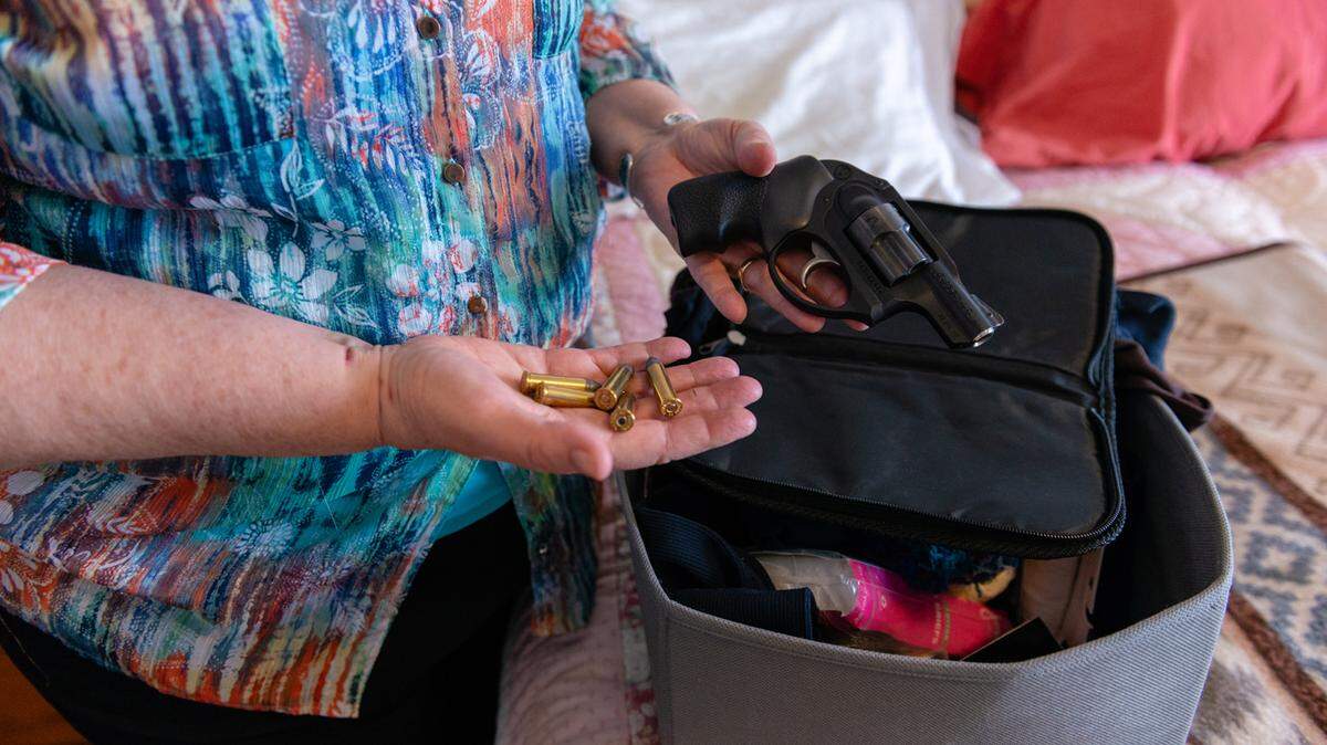 Delmar Scroughams y su esposa, Vergie "Verg" Scroughams, en su casa de Rexburg, Idaho. En mayo, durante un momento de lucidez, Delmar, quien padece demencia, dijo que las armas podrían ser peligrosas.