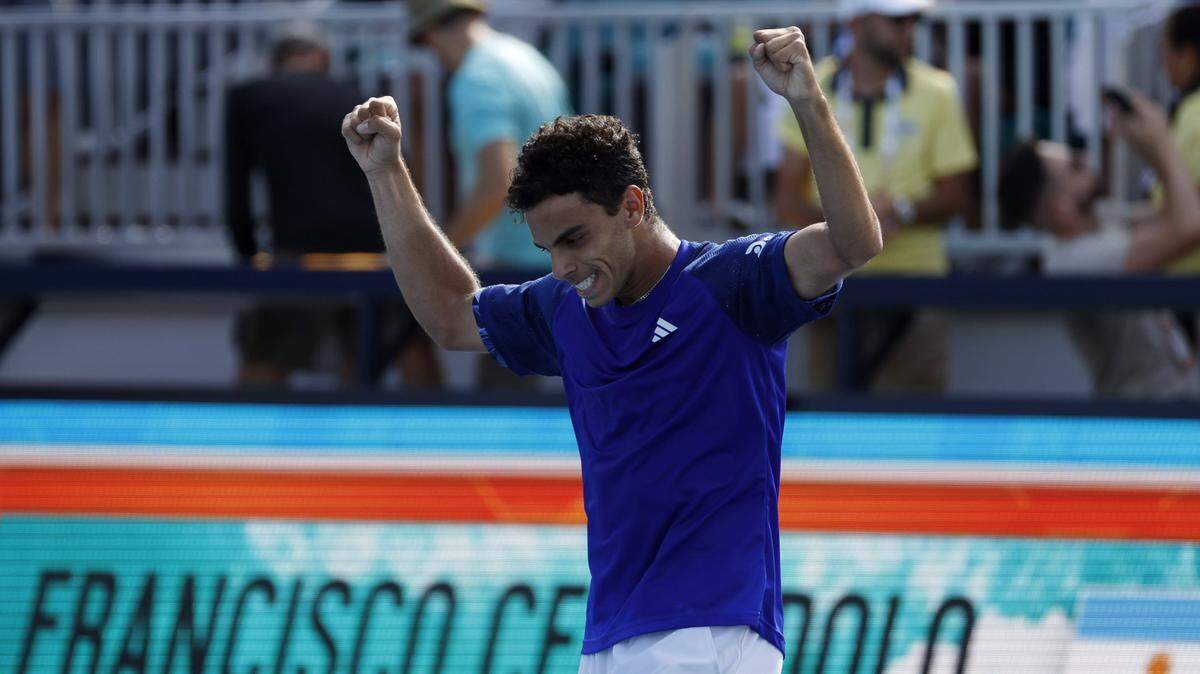 El argentino Francisco Cerúndolo superó 6-2, 7-5 al canadiense Félix Auger-Aliassime en el Miami Open, en el partido celebrado el 27 de marzo de 2023 en el Hard Rock Stadium en Miami Gardens, Florida.