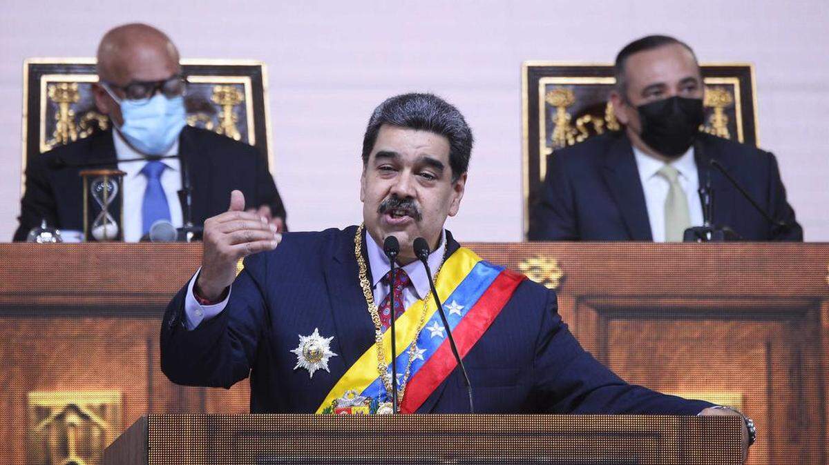 El presidente de Venezuela, Nicolás Maduro, pronuncia un discurso durante su informe anual a la Asamblea Nacional, en Caracas, el 15 de enero de 2022. (Foto de CRISTIAN HERNANDEZ/AFP/ Getty Images)
