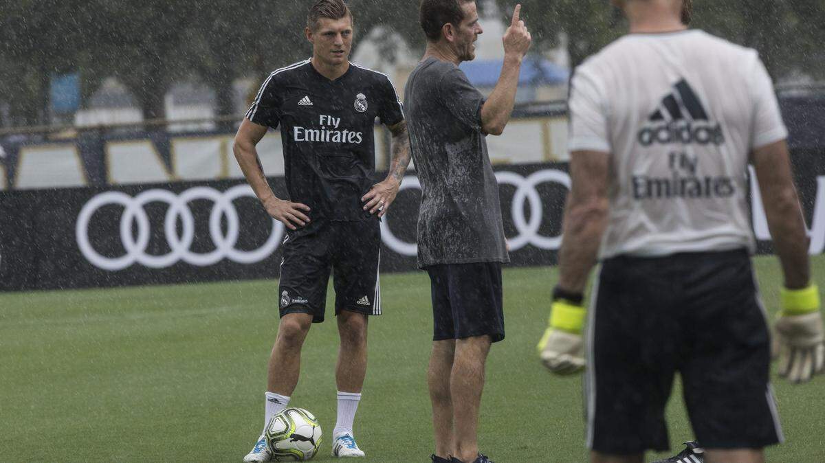El volante alemán del Real Madrid Toni Kroos se entrena en la cancha de Florida International University en Miami, con vistas al partido del 31 de julio ante el  Manchester United en el Hard Rock Stadium.