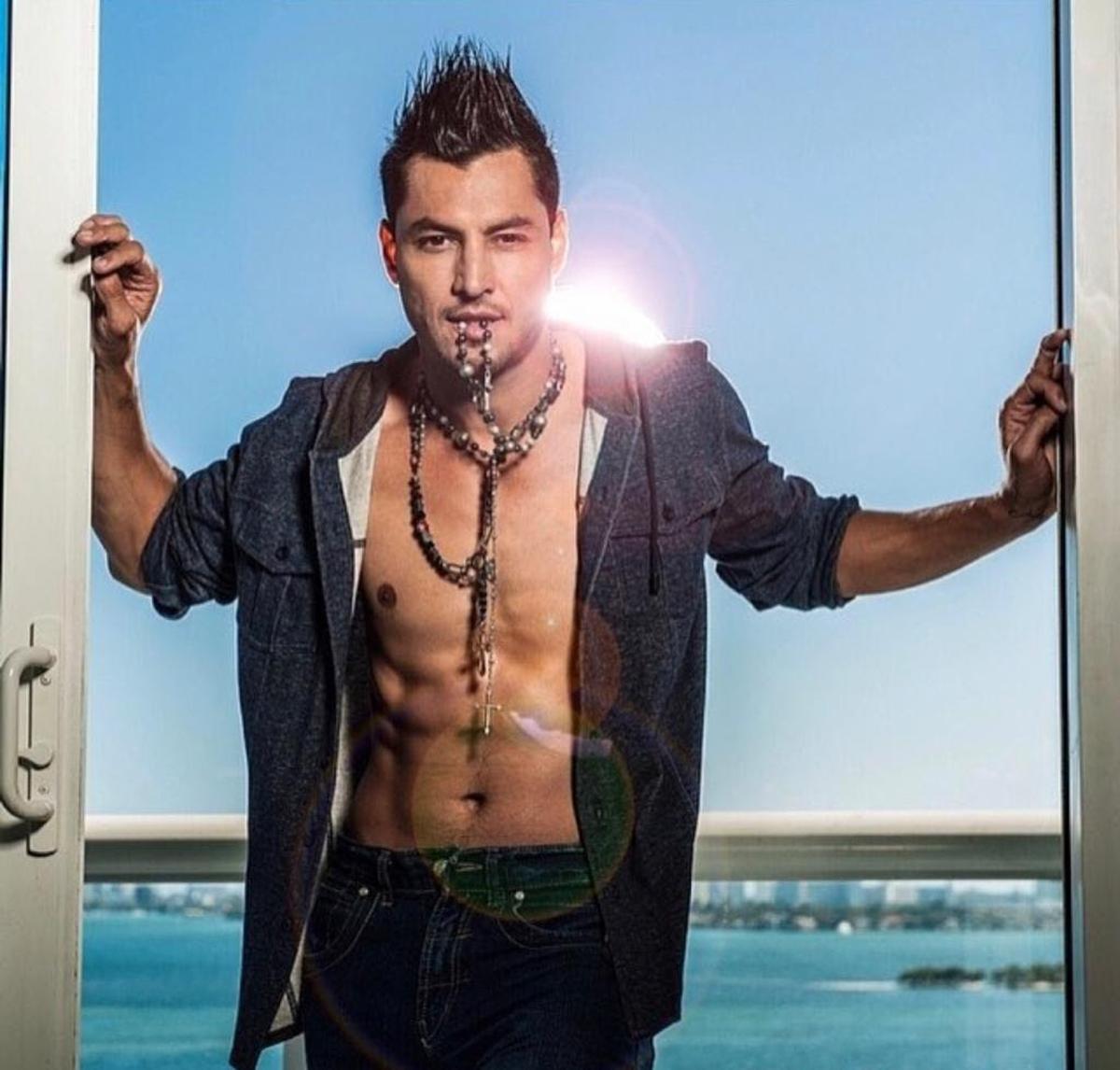 Anthony Galindo fue modelo, compositor, cantante y presentador de televisión.
