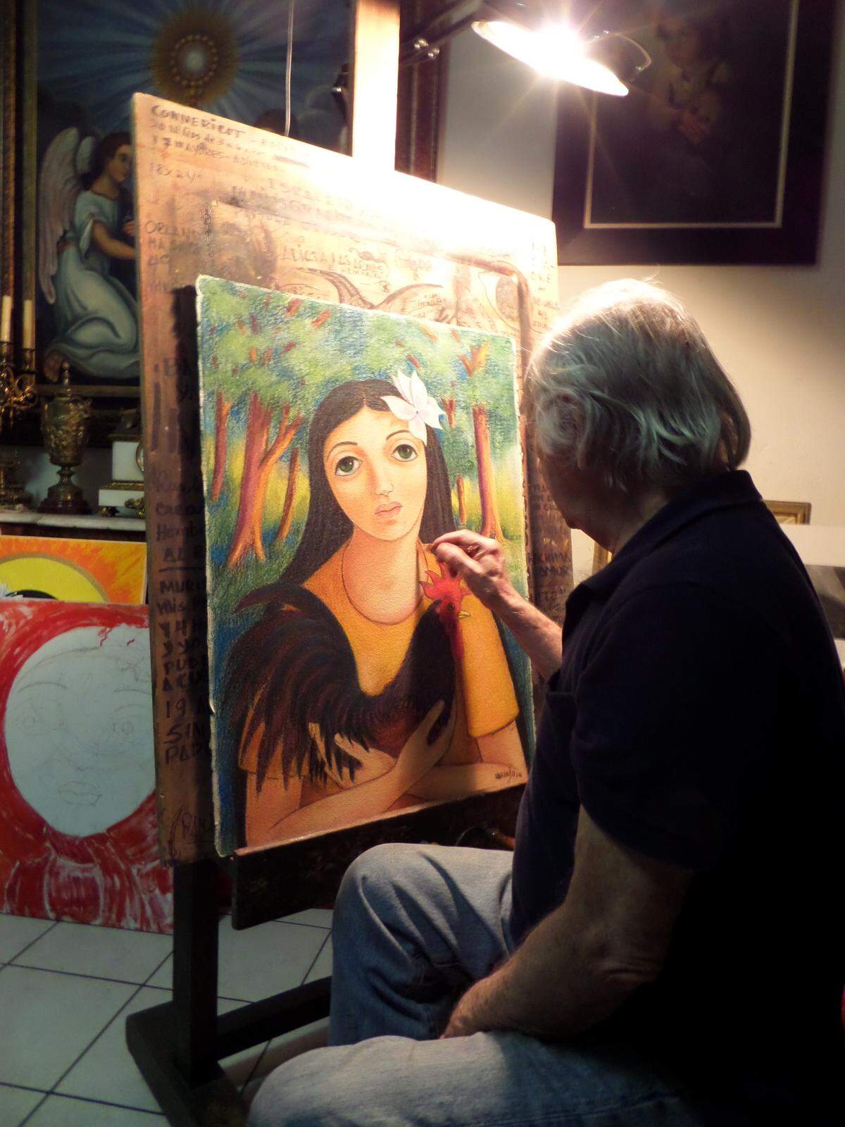 Orlando G. Naranjo, detallando una de sus peculiares campesinas de ojos grandes. 