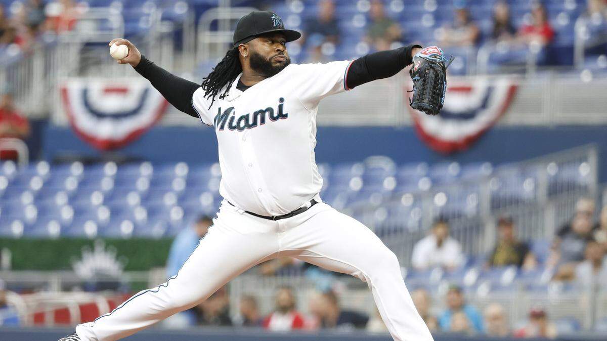 El abridor de los Marlins Johnny Cueto lanza en el primer inning del partido ante los Mellizos de Minnesota, celebrado el 3 de abril de 2023 en Miami.