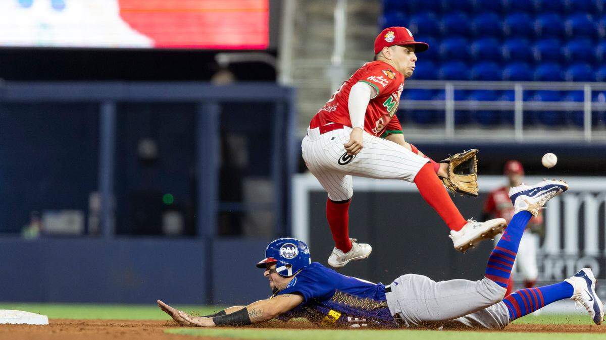 El jugador de Venezuela Alejandro Pérez se roba la segunda base ante la defensa del mexicano Irving López en el sexto inning del partido de la Serie del Caribe, celebrado el 5 de febrero de 2024 en Miami.