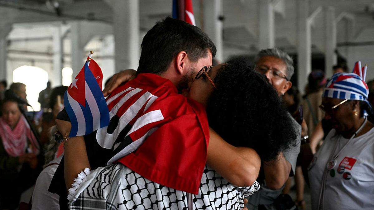 Un activista abraza a un residente después de que la embarcación Maguro —rebautizada simbólicamente como “Granma 2.0” en homenaje al yate utilizado por los guerrilleros de Fidel Castro para iniciar su revolución en 1956— llegara desde México con ayuda humanitaria como parte del convoy Nuestra América, atracando en el puerto de La Habana, el martes 24 de marzo de 2026.