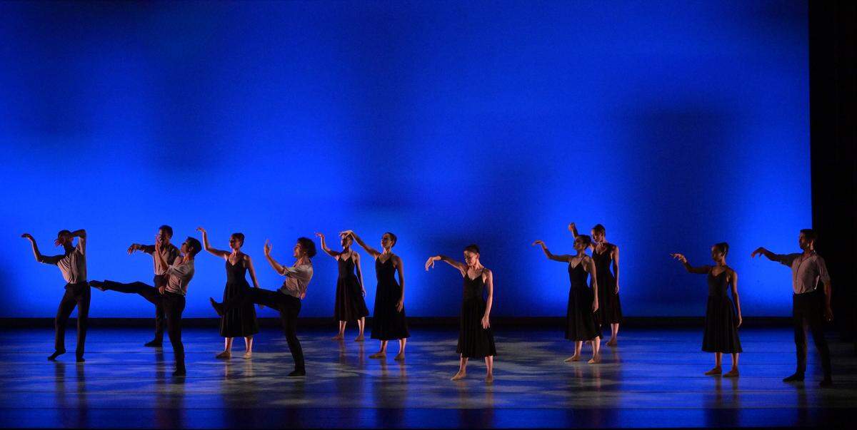 Los bailarines de Dimensions Dance Theatre of Miami (DDTM) en “Something to Remember You By”, coreografía de Stephanie Martínez, que se presentó el sábado 16 de noviembre en The Moss Center de Cutler Ridge.