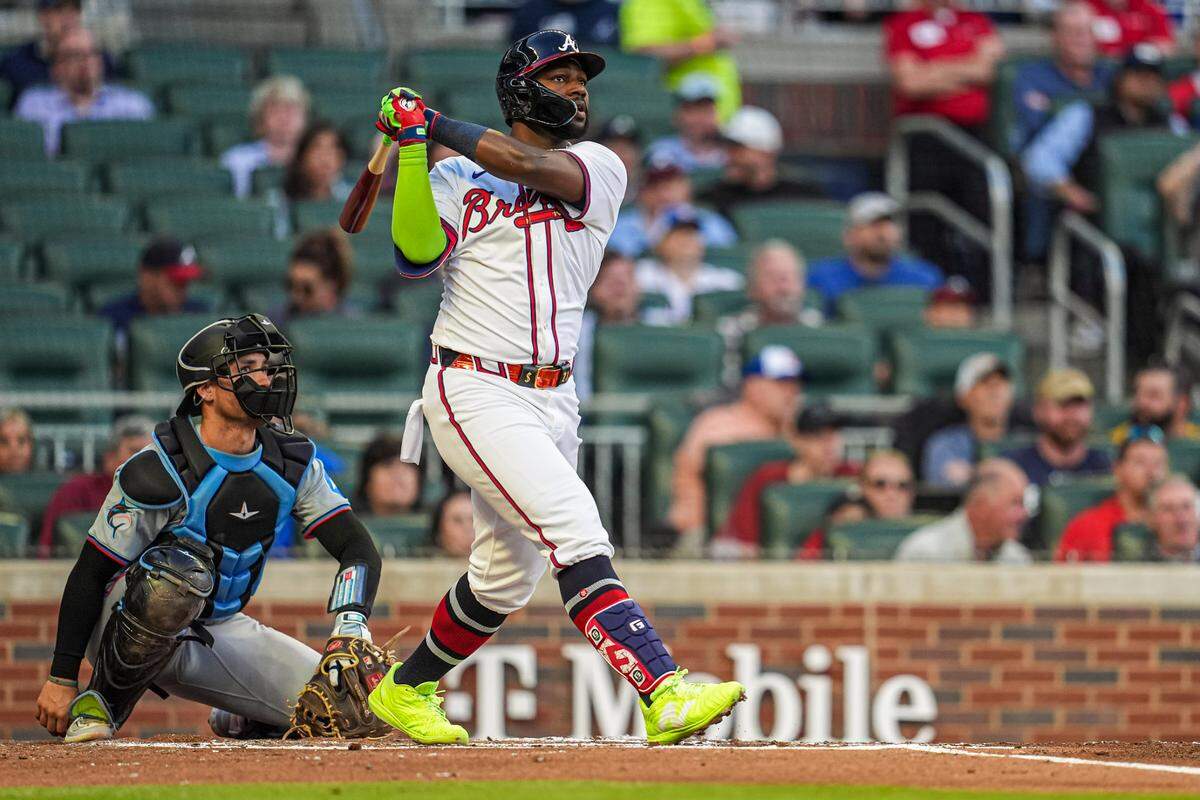 El jardinero de los Bravos Michael Harris II batea un doble en el segundo inning del partido ante los Marlins de Miami, celebrado el 22 de abril de 2024 en Atlanta.