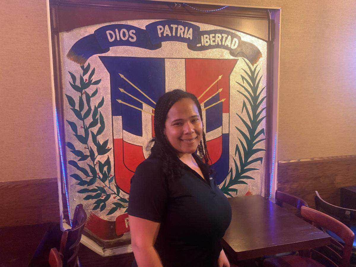 Yasmely D. Jackson, dueña del Club Típico Dominicano en la calle 36 del NW, que abrió su padre, Luis de la Cruz, hace 38 años. La empresaria pide que se protejan los pequeños negocios de Allapattah, en peligro ante el aumento de los alquileres y el avance de los urbanizadores, que construyen edificios en el vecindario.