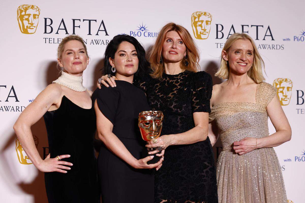 El elenco y el equipo de Bad Sisters se reunieron en Nueva York este noviembre para celebrar la esperada premiere de la segunda temporada, organizada por Apple TV+.
