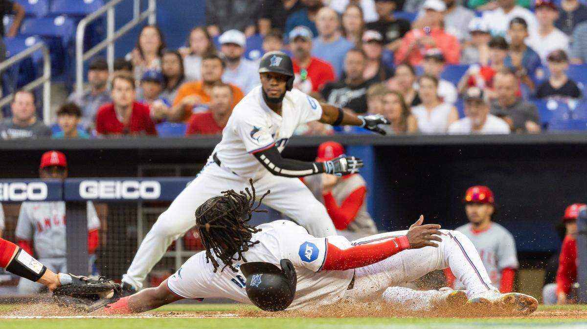 El primera base de los Marlins Josh Bell anota una carrera en el primer inning del partido ante los Angelinos de Los Angeles, celebrado el 1ro de abril de 2024 en Miami.