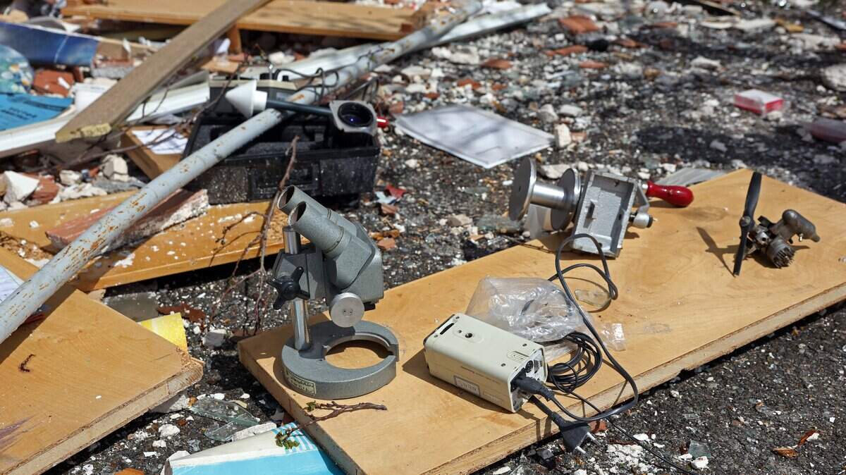 Equipos de estudio yacen entre los escombros de un edificio dañado de la Universidad Shahid Beheshti tras un ataque, en Teherán el 4 de abril de 2026./ 