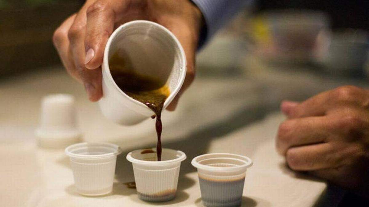 Así se sirve una colada: un vaso de café cubano endulzado y repartido en pequeños vasitos plásticos.