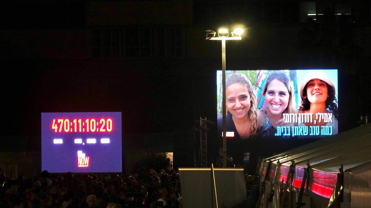 Cientos de personas se congregan para darle la bienvenida a las tres rehenes israelíes que fueron liberadas tras la tregua en Gaza, el lunes 20 de enero de 2025, en Tel Aviv.