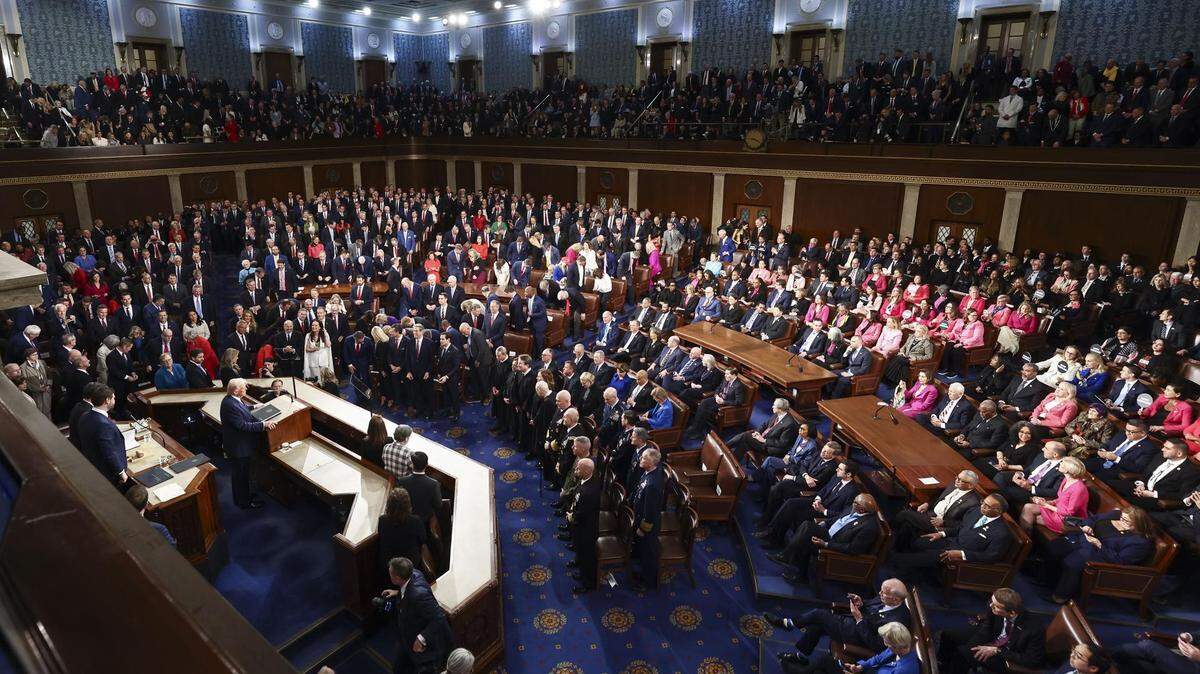 Fotografía de archivo del 4 de marzo de 2025 del presidente de Estados Unidos, Donald Trump, hablando frente al Congreso en Washington, DC. . El Senado de Estados Unidos aprobó este sábado abrir el debate del polémico presupuesto del presidente, Donald Trump, denominado el “grande y hermoso proyecto de ley”, que contempla unos 4 billones de dólares en recortes de impuestos, tras convencer a algunos republicanos que cuestionaban la iniciativa.
