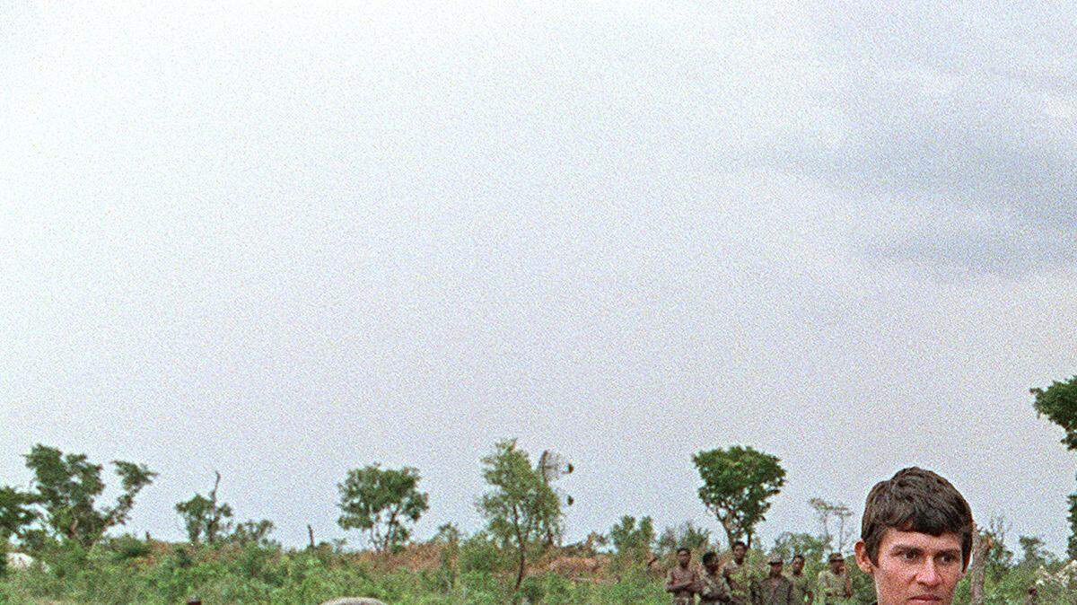 Foto del 29 de febrero de 1988. Un grupo de soldados cubanos ayuda a las fuerzas armadas de Angola y al Movimiento Popular para la Liberación de Angola, cerca de Cuito Cuanavale, al sur de Angola. 
