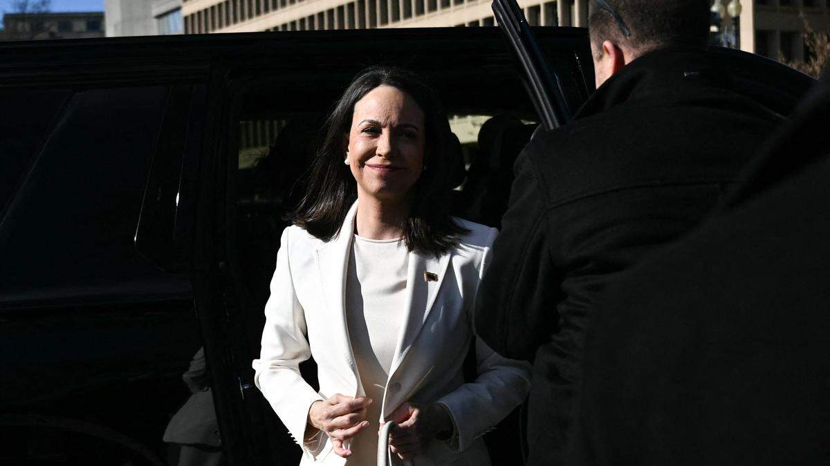 La líder opositora venezolana María Corina Machado desciende de un vehículo a su llegada a las inmediaciones de la Casa Blanca, antes de una reunión con el presidente de Estados Unidos, Donald Trump, en Washington, DC, el 15 de enero de 2026.