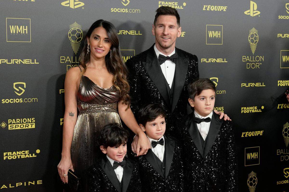 Lionel Messi, su epsosa Antonela Roccuzzo y sus hijos Thiago, Matteo y Ciro previo a la ceremonia de entrega del Balón de Oro en el Theatre du Chatelet, en París, Francia, el 29 de noviembre de 2021.